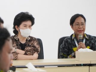 Ketua Tim Pengampuan KIA Nasional RSCM Rinawati Rohsiswatmo bersama Direktur Utama RSUP Jayapura Petronella Marcia Risamasu saat membuka pengampuan layanan KIA di RSUP Jayapura. (Foto dok: Humas RSUP Jayapura/Narda Sinambela)