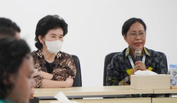 Ketua Tim Pengampuan KIA Nasional RSCM Rinawati Rohsiswatmo bersama Direktur Utama RSUP Jayapura Petronella Marcia Risamasu saat membuka pengampuan layanan KIA di RSUP Jayapura. (Foto dok: Humas RSUP Jayapura/Narda Sinambela)