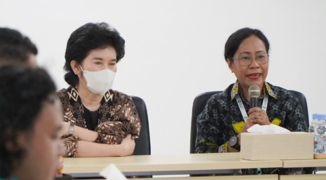 Ketua Tim Pengampuan KIA Nasional RSCM Rinawati Rohsiswatmo bersama Direktur Utama RSUP Jayapura Petronella Marcia Risamasu saat membuka pengampuan layanan KIA di RSUP Jayapura. (Foto dok: Humas RSUP Jayapura/Narda Sinambela)