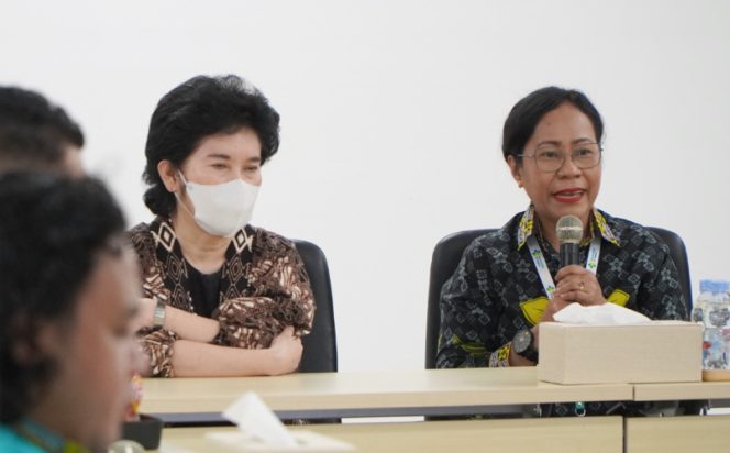 
					Ketua Tim Pengampuan KIA Nasional RSCM Rinawati Rohsiswatmo bersama Direktur Utama RSUP Jayapura Petronella Marcia Risamasu saat membuka pengampuan layanan KIA di RSUP Jayapura. (Foto dok: Humas RSUP Jayapura/Narda Sinambela)