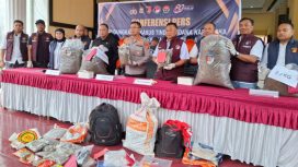 Polda Papua saat lakukan konferensi pers membeberkan capaian sepanjang semester pertama tahun 2026 dan sekaligus mengungkap penangkapan terbaru melibatkan WNA. (KabarPapua.co/Imelda)