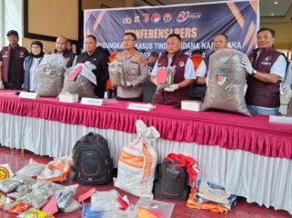 Polda Papua saat lakukan konferensi pers membeberkan capaian sepanjang semester pertama tahun 2026 dan sekaligus mengungkap penangkapan terbaru melibatkan WNA. (KabarPapua.co/Imelda)