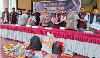 Polda Papua saat lakukan konferensi pers membeberkan capaian sepanjang semester pertama tahun 2026 dan sekaligus mengungkap penangkapan terbaru melibatkan WNA. (KabarPapua.co/Imelda)