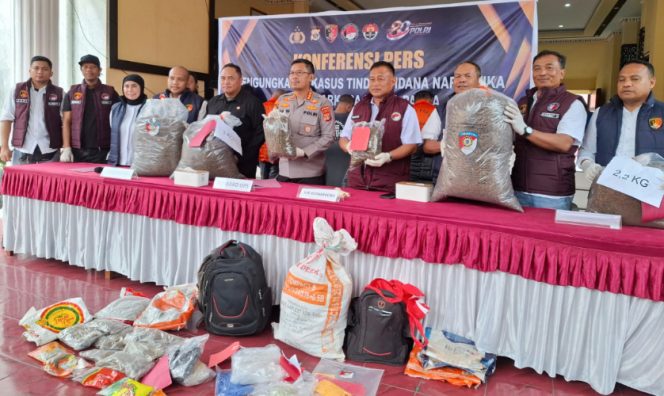 
					Polda Papua saat lakukan konferensi pers membeberkan capaian sepanjang semester pertama tahun 2026 dan sekaligus mengungkap penangkapan terbaru melibatkan WNA. (KabarPapua.co/Imelda)