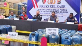 Polda Papua melalui Tim Subdit IV Tipidter Ditreskrimsus berhasil ungkap 2 kasus dugaan penyalahgunaan pengangkutan dan niaga BBM subsidi dalam operasi di Kabupaten Jayapura dan Kota Jayapura. (KabarPapua.co/Imelda)
