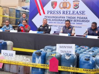 Polda Papua melalui Tim Subdit IV Tipidter Ditreskrimsus berhasil ungkap 2 kasus dugaan penyalahgunaan pengangkutan dan niaga BBM subsidi dalam operasi di Kabupaten Jayapura dan Kota Jayapura. (KabarPapua.co/Imelda)
