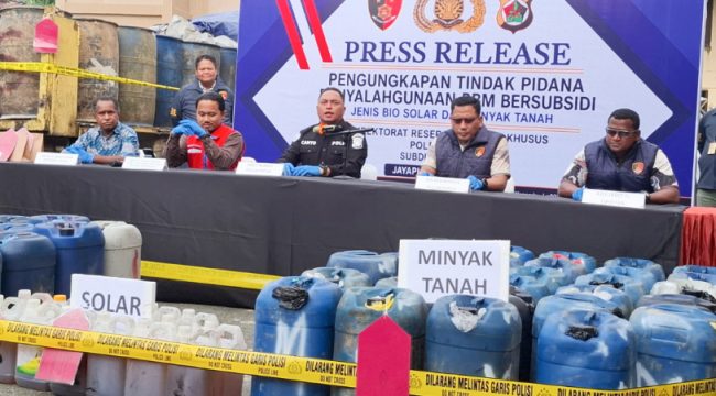 Polda Papua melalui Tim Subdit IV Tipidter Ditreskrimsus berhasil ungkap 2 kasus dugaan penyalahgunaan pengangkutan dan niaga BBM subsidi dalam operasi di Kabupaten Jayapura dan Kota Jayapura. (KabarPapua.co/Imelda)
