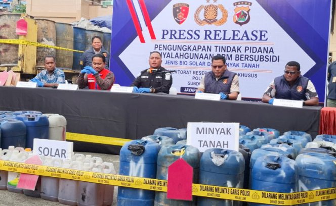 
					Polda Papua melalui Tim Subdit IV Tipidter Ditreskrimsus berhasil ungkap 2 kasus dugaan penyalahgunaan pengangkutan dan niaga BBM subsidi dalam operasi di Kabupaten Jayapura dan Kota Jayapura. (KabarPapua.co/Imelda)
