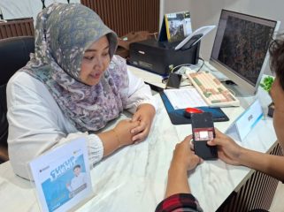 Cukup 1 menit, PLN ajak masyarakat Papua nilai layanan kelistrikan di polling Danantara CX100. (Foto dok: PLN)
