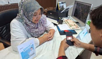 Cukup 1 menit, PLN ajak masyarakat Papua nilai layanan kelistrikan di polling Danantara CX100. (Foto dok: PLN)
