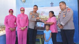 Kapolres Kaimana AKBP Satria Dwi Dharma didampingi Wakapolres Kaimana Kompol Alexander Mody Hehalatu saat menyerahkan tali asih kepada salah satu keluarga purnawirawan, Senin 22 Juni 2026. (Foto dok: Plres Kaimana)