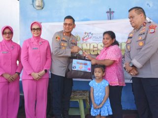 Kapolres Kaimana AKBP Satria Dwi Dharma didampingi Wakapolres Kaimana Kompol Alexander Mody Hehalatu saat menyerahkan tali asih kepada salah satu keluarga purnawirawan, Senin 22 Juni 2026. (Foto dok: Plres Kaimana)