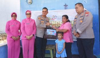 Kapolres Kaimana AKBP Satria Dwi Dharma didampingi Wakapolres Kaimana Kompol Alexander Mody Hehalatu saat menyerahkan tali asih kepada salah satu keluarga purnawirawan, Senin 22 Juni 2026. (Foto dok: Plres Kaimana)