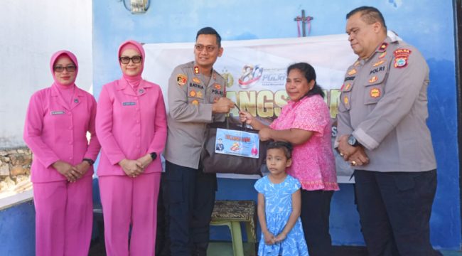 Kapolres Kaimana AKBP Satria Dwi Dharma didampingi Wakapolres Kaimana Kompol Alexander Mody Hehalatu saat menyerahkan tali asih kepada salah satu keluarga purnawirawan, Senin 22 Juni 2026. (Foto dok: Plres Kaimana)
