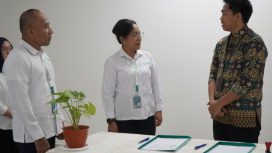 Direktur Utama RSUP Jayapura, Dr. dr. Petronella Marcia Risamasu, M.Ked. Trop., bersama Kepala Cabang PT Cito Putra Utama Jayapura, dr. Hezron Bumbungan, Theofilus Amfotis dalam penandatanganan PKS di RSUP Jayapura. (Foto dok: Humas RSUP Jayapura/Narda Sinambela)