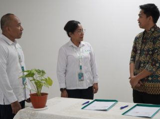 Direktur Utama RSUP Jayapura, Dr. dr. Petronella Marcia Risamasu, M.Ked. Trop., bersama Kepala Cabang PT Cito Putra Utama Jayapura, dr. Hezron Bumbungan, Theofilus Amfotis dalam penandatanganan PKS di RSUP Jayapura. (Foto dok: Humas RSUP Jayapura/Narda Sinambela)