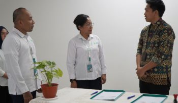 Direktur Utama RSUP Jayapura, Dr. dr. Petronella Marcia Risamasu, M.Ked. Trop., bersama Kepala Cabang PT Cito Putra Utama Jayapura, dr. Hezron Bumbungan, Theofilus Amfotis dalam penandatanganan PKS di RSUP Jayapura. (Foto dok: Humas RSUP Jayapura/Narda Sinambela)
