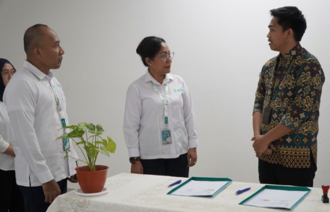 
					Direktur Utama RSUP Jayapura, Dr. dr. Petronella Marcia Risamasu, M.Ked. Trop., bersama Kepala Cabang PT Cito Putra Utama Jayapura, dr. Hezron Bumbungan, Theofilus Amfotis dalam penandatanganan PKS di RSUP Jayapura. (Foto dok: Humas RSUP Jayapura/Narda Sinambela)