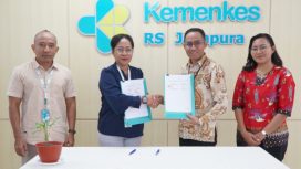 Direktur Utama RSUP Jayapura, Dr. dr. Petronella Marcia Risamasu, M.Ked. Trop., bersama Branch Manager PT Taspen Kantor Cabang Jayapura, Theofilus Amfotis dalam penandatanganan PKS di RSUP Jayapura. (Foto dok: Humas RSUP Jayapura-Narda Sinambela)