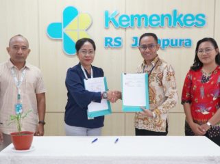 Direktur Utama RSUP Jayapura, Dr. dr. Petronella Marcia Risamasu, M.Ked. Trop., bersama Branch Manager PT Taspen Kantor Cabang Jayapura, Theofilus Amfotis dalam penandatanganan PKS di RSUP Jayapura. (Foto dok: Humas RSUP Jayapura-Narda Sinambela)