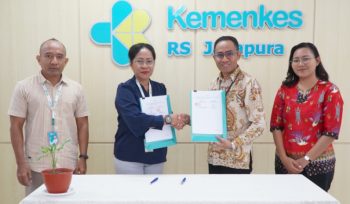 Direktur Utama RSUP Jayapura, Dr. dr. Petronella Marcia Risamasu, M.Ked. Trop., bersama Branch Manager PT Taspen Kantor Cabang Jayapura, Theofilus Amfotis dalam penandatanganan PKS di RSUP Jayapura. (Foto dok: Humas RSUP Jayapura-Narda Sinambela)