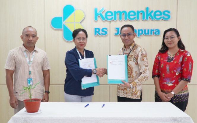 
					Direktur Utama RSUP Jayapura, Dr. dr. Petronella Marcia Risamasu, M.Ked. Trop., bersama Branch Manager PT Taspen Kantor Cabang Jayapura, Theofilus Amfotis dalam penandatanganan PKS di RSUP Jayapura. (Foto dok: Humas RSUP Jayapura-Narda Sinambela)