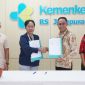 Direktur Utama RSUP Jayapura, Dr. dr. Petronella Marcia Risamasu, M.Ked. Trop., bersama Branch Manager PT Taspen Kantor Cabang Jayapura, Theofilus Amfotis dalam penandatanganan PKS di RSUP Jayapura. (Foto dok: Humas RSUP Jayapura-Narda Sinambela)