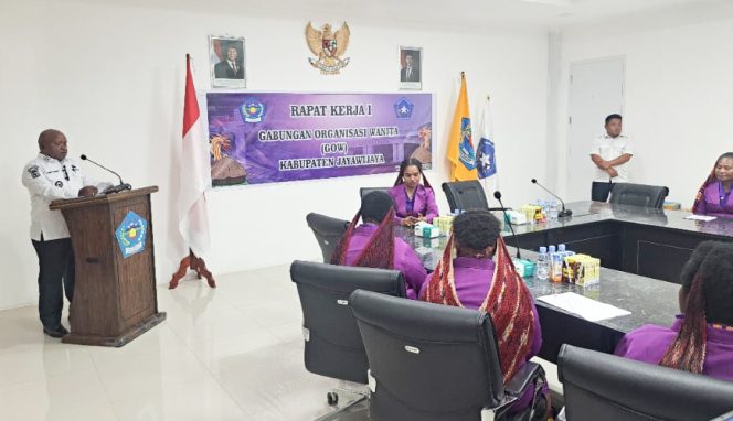 
					Saat Wabup Jayawijaya, Ronny Elopere buka  resmi dan beri sambutan di Raker I GOW Kabupaten Jayawijaya. (Foto dok: IST)