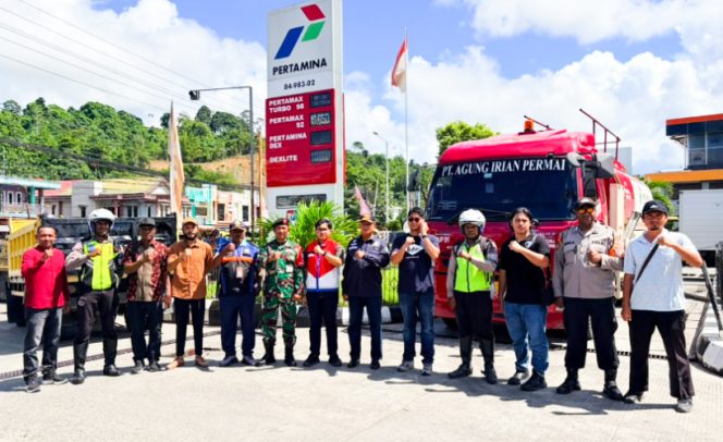 
					Berfoto bersama usai sidak ke sejumlah  SPBU terkait pengawasan BBM subsidi oleh PT Pertamina Patra Niaga Regional Papua Maluku bersama tim lintas sektoral. (Foto dok: Pertamina)