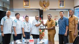 Berfoto bersama usai audiens PT PLN (Persero) bersama Pemkab Waropen, guna memperkuat sinergi sekaligus mempercepat penyelesaian STO infrastruktur kelistrikan. (Foto dok: PLN UIW Papua dan Papua Barat)