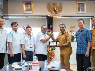 Berfoto bersama usai audiens PT PLN (Persero) bersama Pemkab Waropen, guna memperkuat sinergi sekaligus mempercepat penyelesaian STO infrastruktur kelistrikan. (Foto dok: PLN UIW Papua dan Papua Barat)