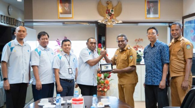 Berfoto bersama usai audiens PT PLN (Persero) bersama Pemkab Waropen, guna memperkuat sinergi sekaligus mempercepat penyelesaian STO infrastruktur kelistrikan. (Foto dok: PLN UIW Papua dan Papua Barat)