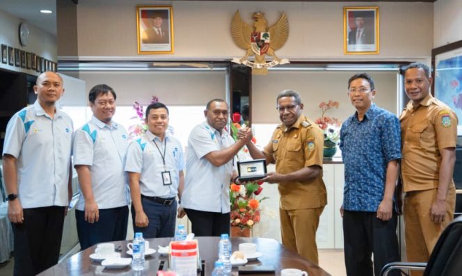 
					Berfoto bersama usai audiens PT PLN (Persero) bersama Pemkab Waropen, guna memperkuat sinergi sekaligus mempercepat penyelesaian STO infrastruktur kelistrikan. (Foto dok: PLN UIW Papua dan Papua Barat)