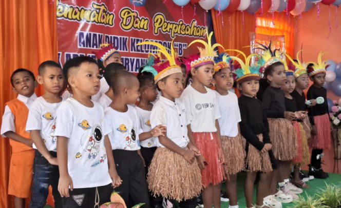 
					Penampilan peserta didik Kelompok B TK Ade Irma Suryani Nasution Serui saat memeriahkan acara penamatan dan perpisahan tahun ajaran 2025/2026. (KabarPapua.co/Ainun Faathirjal)