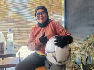 Tarti (45) berprofesi sebagai ojek di Nabire, Papua Tengah. (KabarPapua.co/Agies Pranoto)