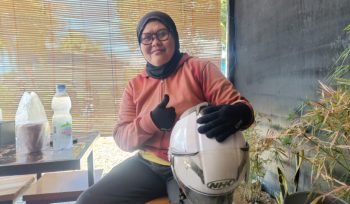 Tarti (45) berprofesi sebagai ojek di Nabire, Papua Tengah. (KabarPapua.co/Agies Pranoto)