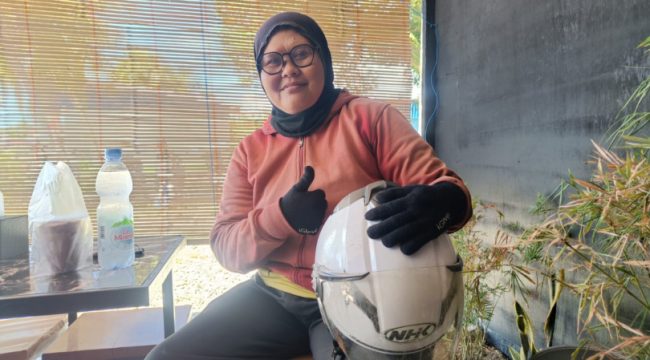 Tarti (45) berprofesi sebagai ojek di Nabire, Papua Tengah. (KabarPapua.co/Agies Pranoto)