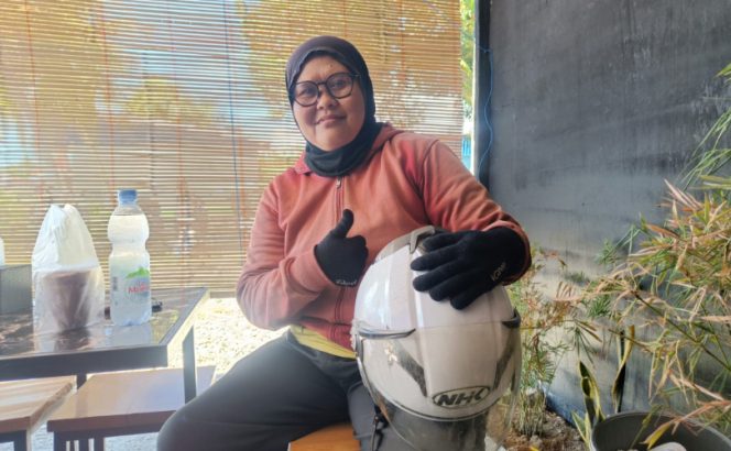 
					Tarti (45) berprofesi sebagai ojek di Nabire, Papua Tengah. (KabarPapua.co/Agies Pranoto)