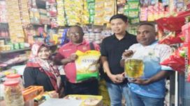 Pimpinan Cabang Perum Bulog Kantor Cabang Serui, Firmansyah didampingi tim saat berada di salah satu toko mitra di Pasar Aroro Iroro Serui guna menjaga ketersediaan pasokan dan stabilitas harga beras bagi masyarakat. (Foto dok: Bulog Serui)
