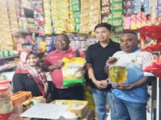 Pimpinan Cabang Perum Bulog Kantor Cabang Serui, Firmansyah didampingi tim saat berada di salah satu toko mitra di Pasar Aroro Iroro Serui guna menjaga ketersediaan pasokan dan stabilitas harga beras bagi masyarakat. (Foto dok: Bulog Serui)
