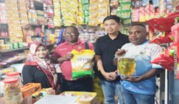 Pimpinan Cabang Perum Bulog Kantor Cabang Serui, Firmansyah didampingi tim saat berada di salah satu toko mitra di Pasar Aroro Iroro Serui guna menjaga ketersediaan pasokan dan stabilitas harga beras bagi masyarakat. (Foto dok: Bulog Serui)
