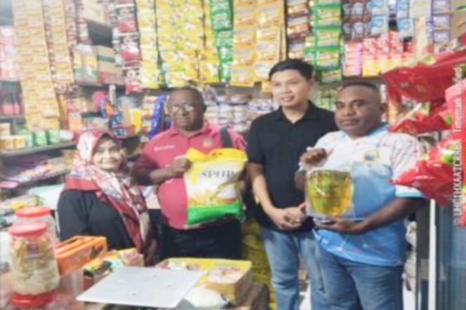 
					Pimpinan Cabang Perum Bulog Kantor Cabang Serui, Firmansyah didampingi tim saat berada di salah satu toko mitra di Pasar Aroro Iroro Serui guna menjaga ketersediaan pasokan dan stabilitas harga beras bagi masyarakat. (Foto dok: Bulog Serui)
