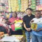 Pimpinan Cabang Perum Bulog Kantor Cabang Serui, Firmansyah didampingi tim saat berada di salah satu toko mitra di Pasar Aroro Iroro Serui guna menjaga ketersediaan pasokan dan stabilitas harga beras bagi masyarakat. (Foto dok: Bulog Serui)
