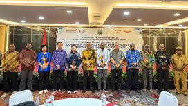 Berfoto bersama dalam kegiatan Workshop Fasilitasi Dokumen Perencanaan Pembangunan Daerah Kabupaten Se-Provinsi Papua Tengah Tahun 2026. (Foto: IST)