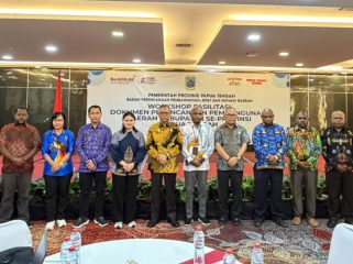 Berfoto bersama dalam kegiatan Workshop Fasilitasi Dokumen Perencanaan Pembangunan Daerah Kabupaten Se-Provinsi Papua Tengah Tahun 2026. (Foto: IST)