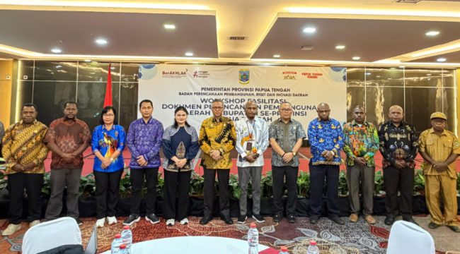 Berfoto bersama dalam kegiatan Workshop Fasilitasi Dokumen Perencanaan Pembangunan Daerah Kabupaten Se-Provinsi Papua Tengah Tahun 2026. (Foto: IST)