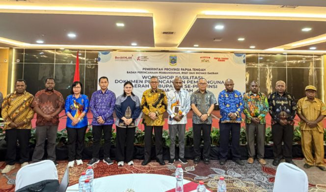 
					Berfoto bersama dalam kegiatan Workshop Fasilitasi Dokumen Perencanaan Pembangunan Daerah Kabupaten Se-Provinsi Papua Tengah Tahun 2026. (Foto: IST)