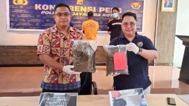 Saat pihak kepolisian dari Polres Jayapura Kota jumpa pers memperlihatkan tersangka dan barang bukti kepada media di Kota Jayapura. (KabarPapua.co/Imelda)