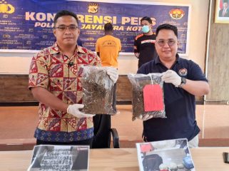 Saat pihak kepolisian dari Polres Jayapura Kota jumpa pers memperlihatkan tersangka dan barang bukti kepada media di Kota Jayapura. (KabarPapua.co/Imelda)