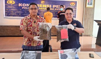 Saat pihak kepolisian dari Polres Jayapura Kota jumpa pers memperlihatkan tersangka dan barang bukti kepada media di Kota Jayapura. (KabarPapua.co/Imelda)